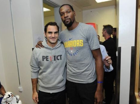 勇士前锋杜兰特晒与费德勒合照