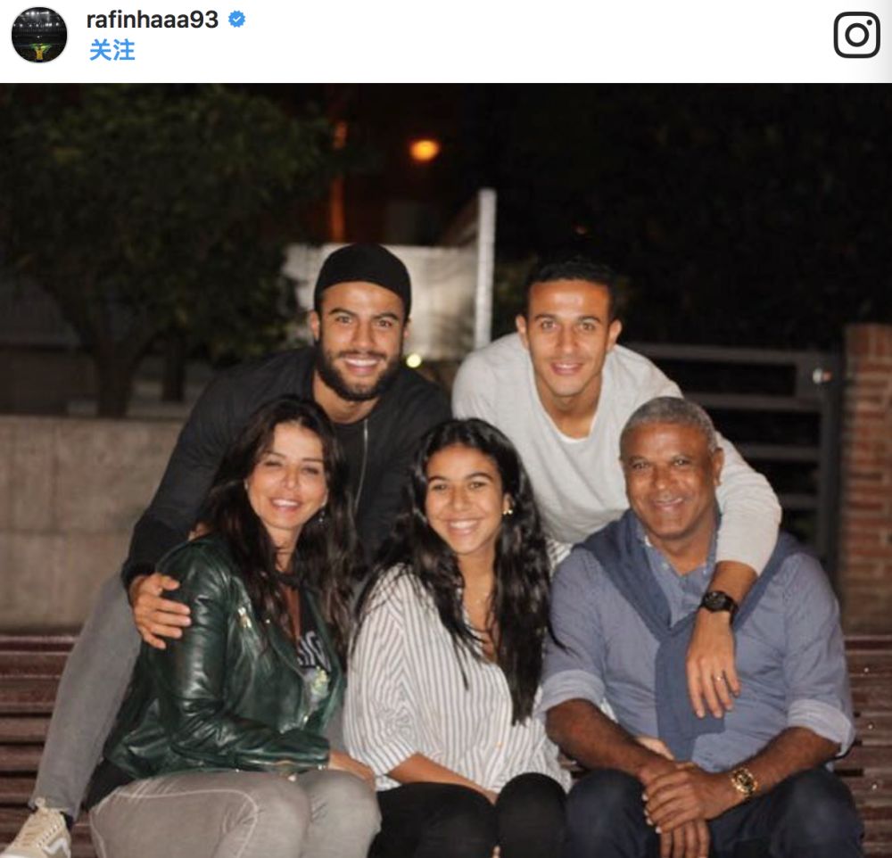 巴萨中场拉菲尼亚晒全家福合照：我的根基